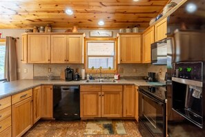 Fridge, microwave, oven, stovetop - Park Creek Place | 3 Bed, 2 Bath (Hill City)