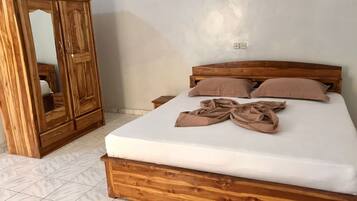 10 bedrooms, WiFi, bed sheets