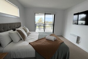 3 bedrooms, desk, iron/ironing board, travel cot