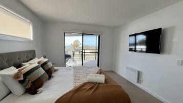 3 slaapkamers, een bureau, een strijkplank/strijkijzer, reisbedje