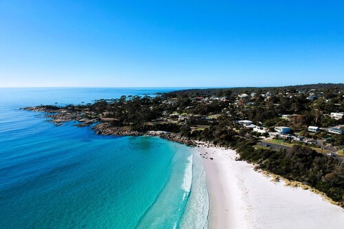 HORIZON at BINALONG BAY Have fun with the whole family at this new beach house.