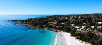 HORIZON at BINALONG BAY Have fun with the whole family at this new beach house.