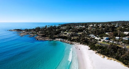 HORIZON at BINALONG BAY Have fun with the whole family at this new beach house.