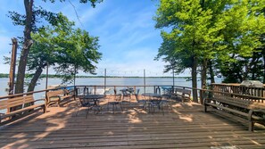 Outdoor dining - "The Waters Edge" at Darling Shores (Alexandria)
