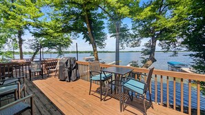 Outdoor dining - "The Waters Edge" at Darling Shores (Alexandria)