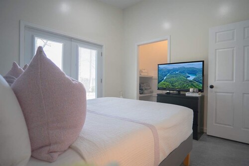 Secluded. Unique, Modern, Mountain Home Near River