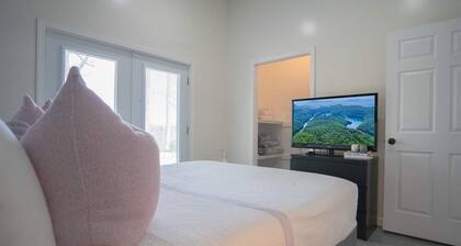 Secluded. Unique, Modern, Mountain Home Near River