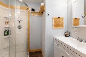 Shower, towels, shampoo, toilet paper