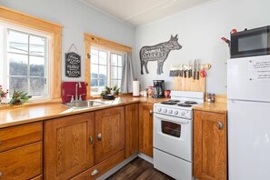 Fridge, microwave, oven, stovetop - Historic Rockaway Beach Cottage 8 (Rockaway Beach)
