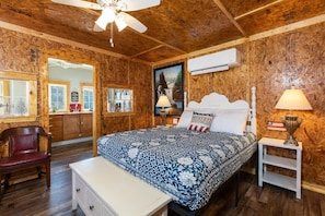 1 bedroom, iron/ironing board, travel cot, WiFi - Historic Rockaway Beach Cottage 8 (Rockaway Beach)