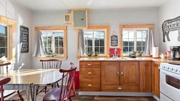 KylskÄp, mikrovÄgsugn, ugn och spishÀll