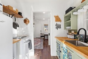 Køleskab, mikrobølgeovn, ovn, kogeplade