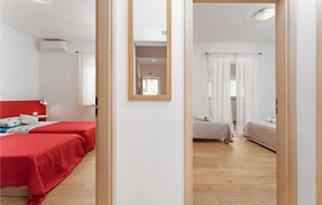 2 bedrooms, iron/ironing board, travel cot, free WiFi - Amazing home in Novigrad (Novigrad)