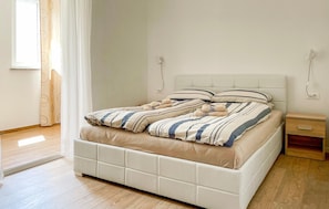 2 bedrooms, iron/ironing board, travel crib, free WiFi