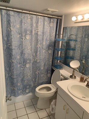 Håndklær, såpe og toalettpapir