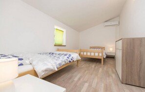 3 多间卧室、免费 WiFi、床单