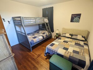 3 bedrooms, iron/ironing board, travel cot, free WiFi - FAMILY FRIENDLY, CLOSE TO BEACH AND SUNSET LAKE, 3 BEDROOMS, 1.5 BATHS, SLEEPS10 (Wildwood Crest)
