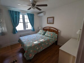 3 habitaciones, tabla de planchar con plancha y cuna de viaje 