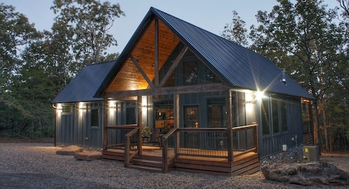 Luxury Cabin adjoining Robber's Cave State Park
