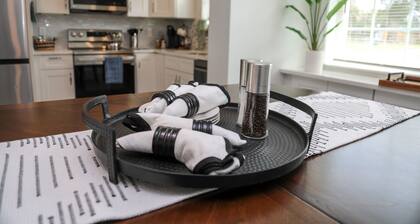 Modern 4 bedroom with Patio and Pool -- Sleeps 10