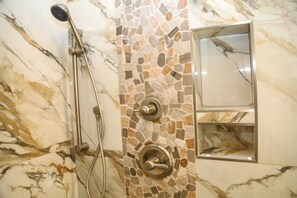 Dusche, Haartrockner, Handtücher, Seife