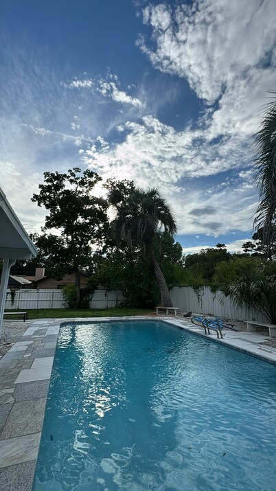 Modern 4 bedroom with Patio and Pool -- Sleeps 10 