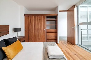 2 chambres, bureau, fer et planche à repasser, accès au Wi-Fi (inclus)