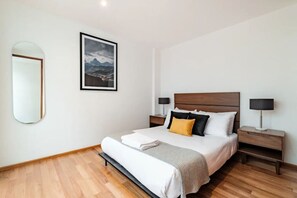 2 chambres, bureau, fer et planche à repasser, accès au Wi-Fi (inclus)