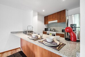 Réfrigérateur, four à micro-ondes, un four, surface de cuisson