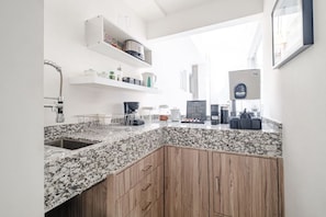 Mikrowelle, Wasserkocher mit Kaffee-/Teezubehör, Toaster
