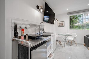 Microondas, placa de cocina, cafetera o tetera y tostadora