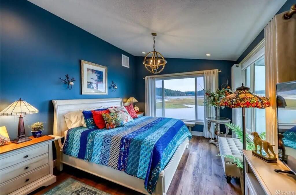 2 bedrooms, desk, iron/ironing board, travel crib