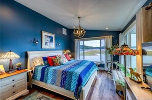 2 soverom, skrivebord, strykejern/-brett og reiseseng for barn