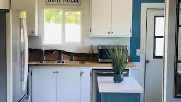 Réfrigérateur, four à micro-ondes, un four, surface de cuisson