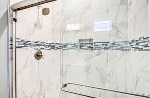 Een douche, een haardroger, handdoeken