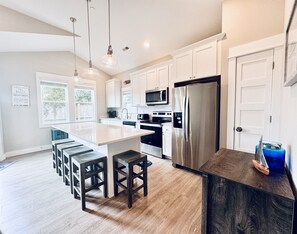 Jääkaappi, mikroaaltouuni, uuni, liesi