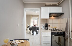 Frigorifero, forno, piano cottura, lavastoviglie