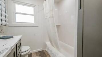 Serviettes fournies, savon, papier toilette