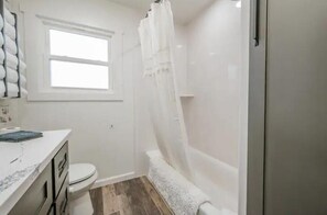 Towels, soap, toilet paper - Perfect Peach with Game Room (Dumas)
