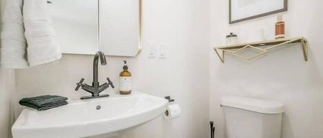 毛巾、肥皂、卫生纸