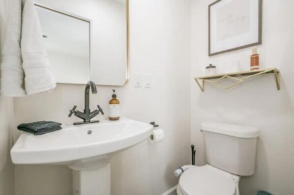 Toallas, jabón, papel de baño 