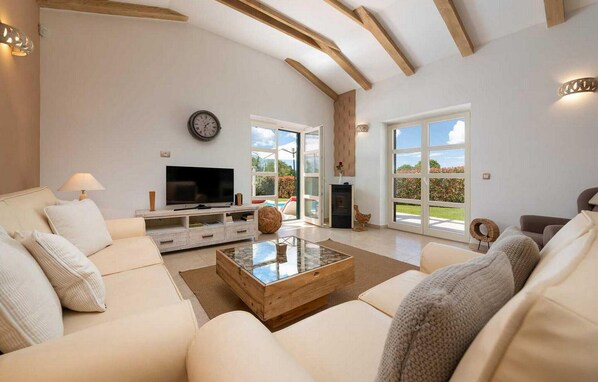 TV, fireplace - Nice home in Vizinada (Vizinada)