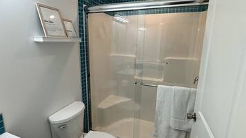Habitación Deluxe | Baño | Ducha, artículos de higiene personal gratuitos, toallas y jabón