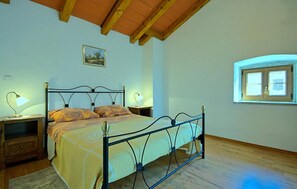 2 bedrooms, travel cot, free WiFi, bed sheets
