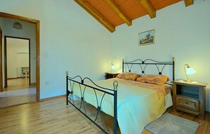 2 bedrooms, travel cot, free WiFi, bed sheets