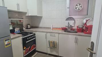 Kjøleskap, ovn, kokeplater og hurtigmikser