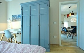 3 quartos, ferros/tábuas de passar roupa, berço de viagem