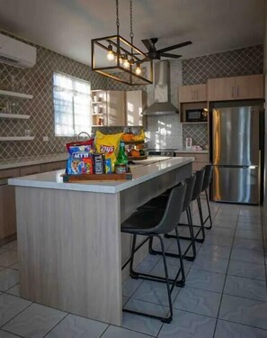 Kylskåp, mikrovågsugn, ugn och spishäll