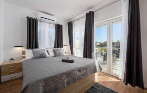 3 bedrooms, travel cot, free WiFi, bed sheets - Awesome home in Sv. Petar u Sumi (Sv. Petar u Sumi)