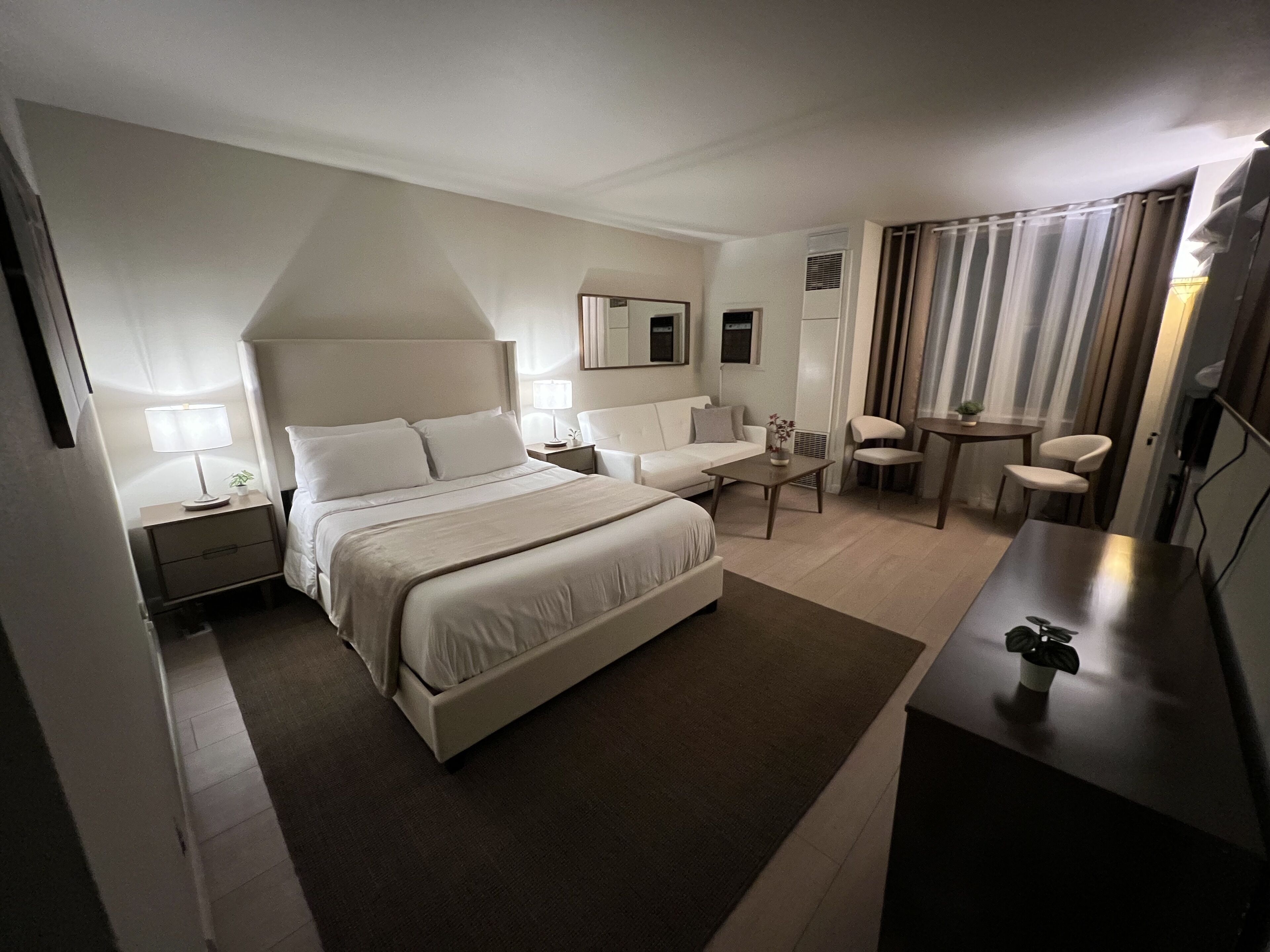 Escritorio, tabla de planchar con plancha, wifi gratis y ropa de cama 